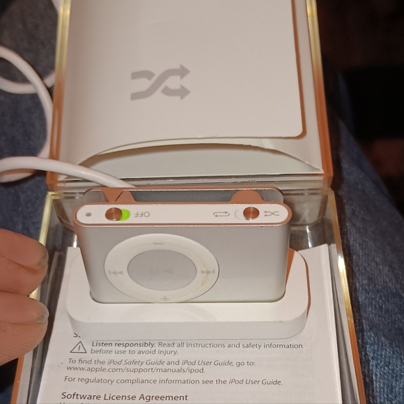 Ipod Shuffle - Picture 5 of 8